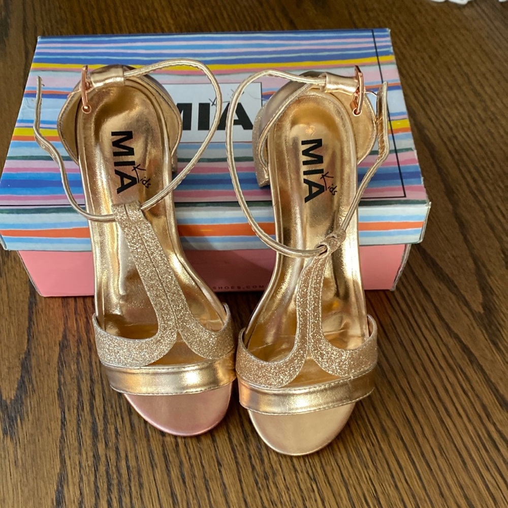BEAUTIFUL MIA KIDS AUBRIE ROSE GOLD SIZE 2 SHOES .